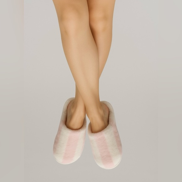 1235- Victoria’s Secret Pink & White Fuzzy Slippers Size L NWT - Picture 1 of 8